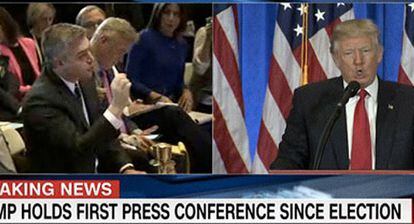 Donald Trump (D) y el periodista de la CNN James Acosta (I).