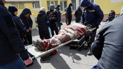 Sanitarios ucranios evacúan a un refugiado herido de la localidad de Irpin, cerca de Kiev, el pasado lunes.