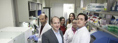 Investigadores de Lifelength en su laboratorio en Madrid. En primer plano (con traje), su consejero delegado, Stephen Matlin.