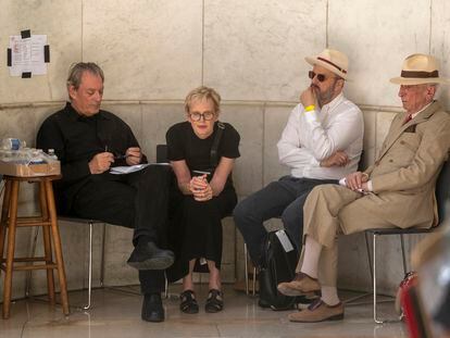 Desde la izquierda, los escritores Paul Auster, Siri Hustvedt, Colum McCann y Gay Talese en un acto de apoyo a Salman Rushdie tras ser atacado en Nueva York, en agosto de 2022.