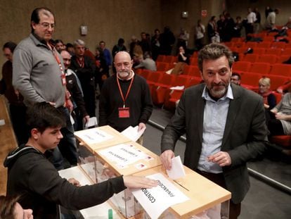 Maurico Valiente vota durante la asamblea constituyente de IU Madrid.