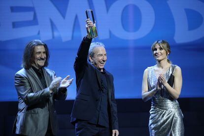 José Luis Perales, tras recibir el galardón de honor de los Premios Odeón en 2020 de manos del compositor Luis Cobos y la cantante Edurne.