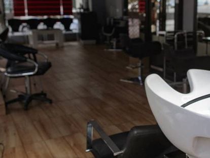 Una peluquería vacía tras el cierre del negocio por el Estado de Alarma en Alcorcón (Madrid).