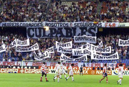 Los hinchas del Atl&eacute;tico se&ntilde;alan con pancartas a quienes consideran culpables del descenso el s&aacute;bado pasado.