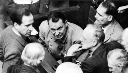 Rezzori cubrió los juicios de Núremberg. En el centro, Hermann Göring. A la derecha, Von Ribbentrop en una de las jornadas.