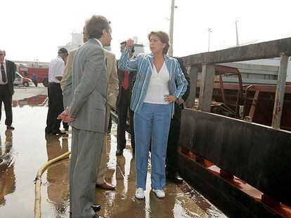 La ministra de Fomento, Magdalena Álvarez, en el puerto de Melilla, junto al buque <i>Tiger</i>.