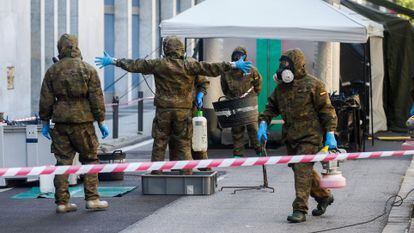 Miembros del Ejército de Tierra realizan labores de desinfección en una residencia de Barcelona, el pasado 20 de julio.