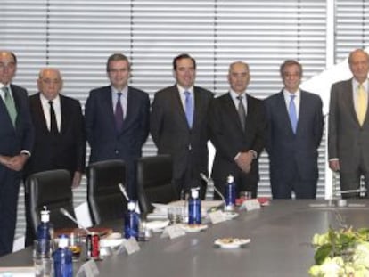 Los miembros del l Consejo Empresarial para la Competitividad, integrado por los presidentes de las grandes empresas espa&ntilde;olas, junto al Rey Juan Carlos I. 