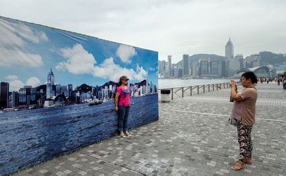 Mejor foto con falso skyline y sin polución que en el entorno real.

En diciembre de 2017, los turistas preferían hacerse fotos frente a un falso horizonte que emulaba el skyline real del puerto de Hong Kong porque la instantánea impresa era mucho más luminosa y no parecía afectada por la polución que asola el enclave.