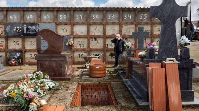 02\04\2020. Julian Fernandez Mascaraque, 59, attends the burial of his mother Rosalia Mascaraque, 86, during the coronavirus outbreak in Zarza de Tajo, Cuenca. (AP Photo/Bernat Armangue)