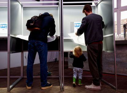 Dos ciudadanos preparan su voto durante la celebración de las elecciones de Países Bajos, este miércoles. 