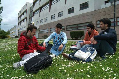 Estudiantes en el campus de A Coruña ante uno de los edficios por los que la Universidad pagará el IBI, en una imagen de 2009.