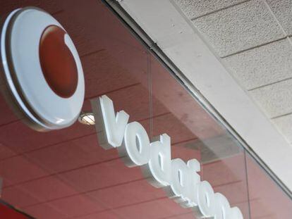Vodafone vuelve a la carga: negocia con Hutchison la fusión de sus filiales en Reino Unido