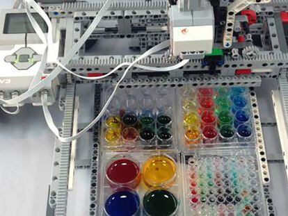 El kit básico permite mezclar líquidos de forma automática, una herramienta para aprender a la vez robótica y biología.