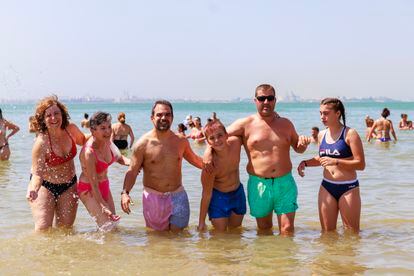 La familia Herrera-Núñez viaja a las costas de Cádiz desde hace 20 años. Este verano han acudido a Chipiona con los abuelos, un cuñado y los hijos.