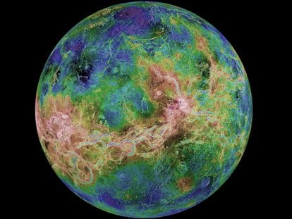 Imagen de radar de Venus tomada en 1998 que muestra sus accidentes topográficos.