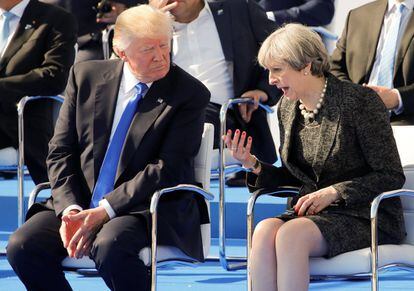 La primera ministra británica Theresa May conversa con el presidente de los Estados Unidos Donald Trump.