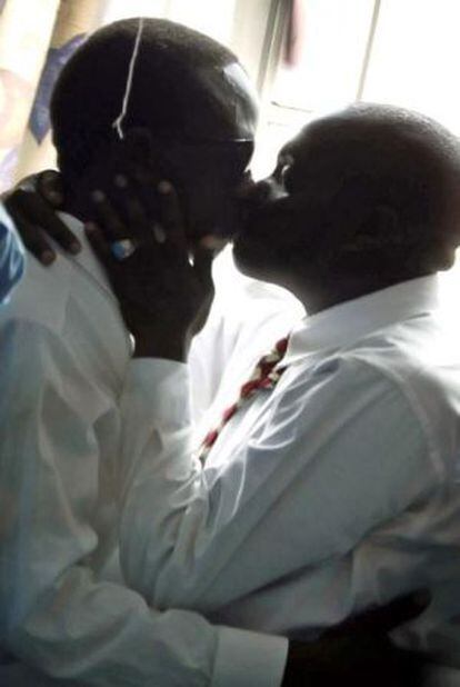 Dos homosexuales se besan en un callej&oacute;n de Nairobi.