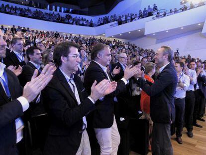 Alberto Fabra recibe el aplauso del plenario del congreso regional del PP en Alicante.