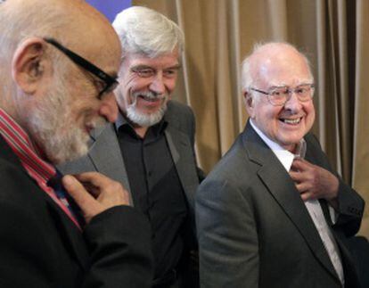 De derecha a izquierda, Englert, Heuer (director del CERN) y Higgs