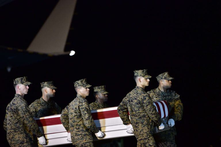 Soldados estadounidenses portan el féretro de un marine muerto en una operación contra el ISIS, el pasado domingo en Irak.
