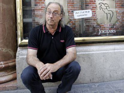 El director de Els Joglars, Ramon Fontser&eacute;, ayer ante un cartel del montaje de El Nacional, en Valencia. 