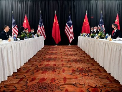 Las delegaciones china y estadounidense, reunidas en el hotel Captain Cook de Anchorage, este jueves en Alaska.