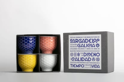 Además del emblemático azul cobalto de Sargadelos y el blanco propio de la porcelana, David Chipperfield quiso introducir colores menos habituales para la marca como el amarillo mostaza o el rosa teja.