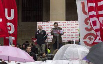 Los secretarios generales de UGT Y CCOO, Daniel Alastuey (i) y Julián Buey (d), respectivamente, durante su intervención tras la manifestación llevada a cabo hoy en Zaragoza, contra los recortes y las políticas de austeridad europeas, convocada por CCOO, UGT y USO.
