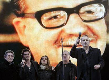 Miguel Bosé, Victor Manuel, Ana Belen, Juanes y Miguel Ríos ante la imagen de Allende.