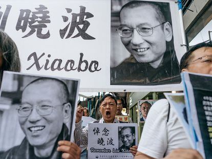 Manifestantes con pancartas de Liu Xiabo, premio Nobel de la Paz en 2010, en una protesta celebrada en Hong Kong el pasado 13 de julio de 2018.