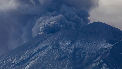 El volcán Popocatépetl emite una fumarola vista en febrero de 2024. 