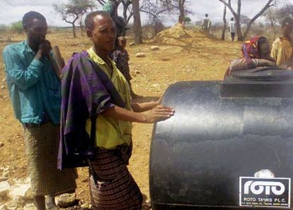Abril de 2000. Época de sequía y hambruna en Etiopía. Abdi Sharif, armado, guarda el único tanque o depósito de agua en el área de la población de Haysuftu.