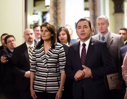 El presidente guatemalteco, Jimmy Morales, con la embajadora de EE UU ante la ONU, Nikki Haley, en febrero en Ciudad de Guatemala.