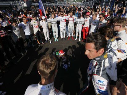 Los pilotos guardan un minuto de silencio en apoyo a Bianchi.