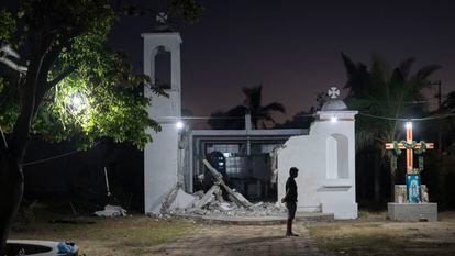 Un joven frente a una capilla destruida por el huracán Otis, en diciembre de 2023.