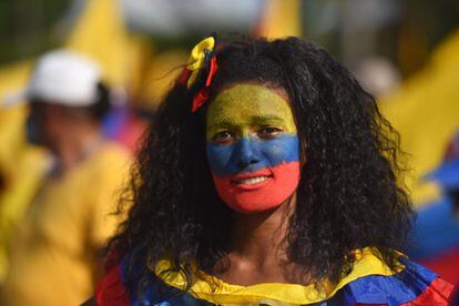 Una mujer con la bandera de Colombia pintada en su rostro participa en una nueva jornada de protestas contra la reforma tributaria, hoy en Cali (Colombia). 