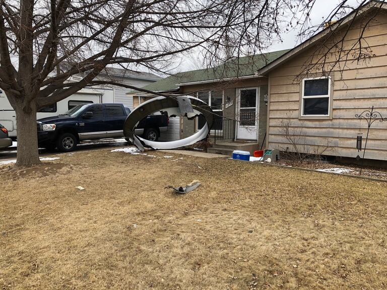 Una fotografía muestra partes del Boeing 777-200 de United Airlines en un hogar en Broomfield, Colorado.