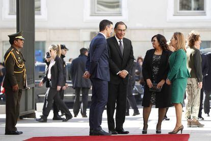 El presidente Pedro Sánchez con Martín Vizcarra, la primera dama peruana, Maribel Díaz, y la presidenta del Congreso, Ana Pastor.
