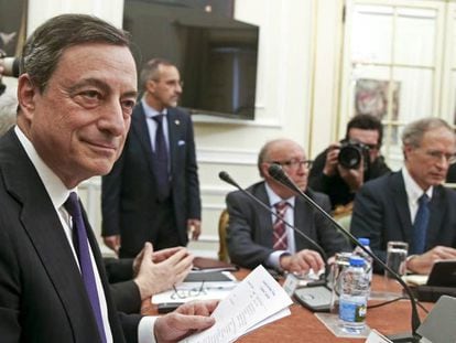 El presidente del Banco Central Europeo (BCE), Mario Draghi (i). EFE/Archivo