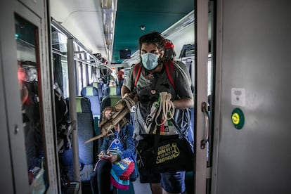 Tudor Teodoresc, alias 'Oso' (Ursu, en rumano) baja del tren.