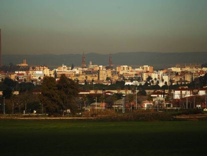 Vista de la boina de contaminación sobre Sevilla desde Montequinto.