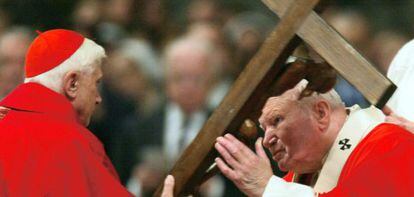 El papa Juan Pablo II (derecha) junto al entonces cardenal Joseph Ratzinger, en 2004.