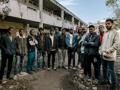 Uno de los grupos que vive hacinado en la escuela del barrio de Oulad Ziyane de Casablanca. Más de 500 migrantes y refugiados viven hacinados, sin luz ni agua, en un colegio de educación primaria abandonado.