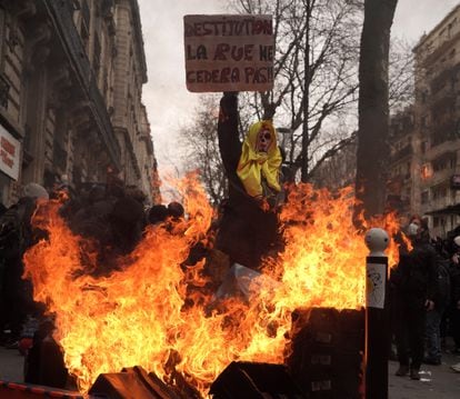 Los manifestantes queman cubos de basura, este martes en París.