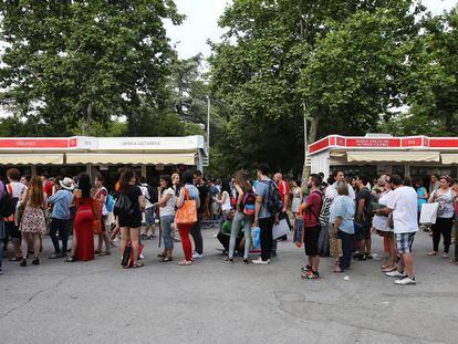Una larga cola para obtener la firma de un autor, en la Feria del Libro de Madrid.  