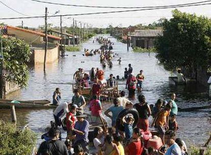 Un grupo de bolivianos rescatan sus pertenencias en la zona de Pantanal a las afueras de Trinidad.