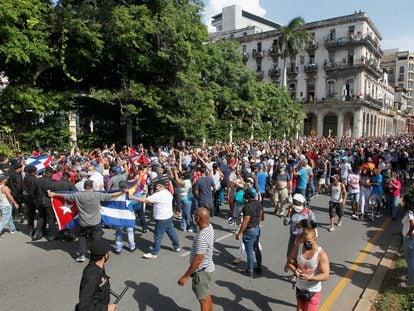 Manifestantes a favor y en contra del Gobierno cubano discuten en sendas movilizaciones en La Habana.