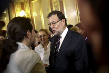 Pablo Iglesias charla con Mariano Rajoy en el congreso de los diputados el día de la constitución.