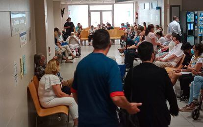 Pacientes en la sala de espera del hospital de La Paz, este miércoles.